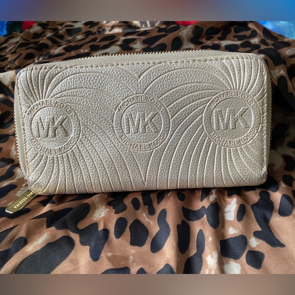 Michael Kors Double Zipper Jet Set Wallet - Picture 3 of 12